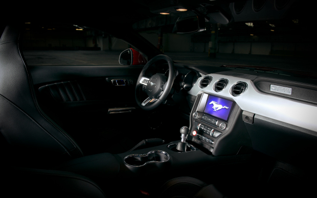 10_FordMustang_Interior_front_small